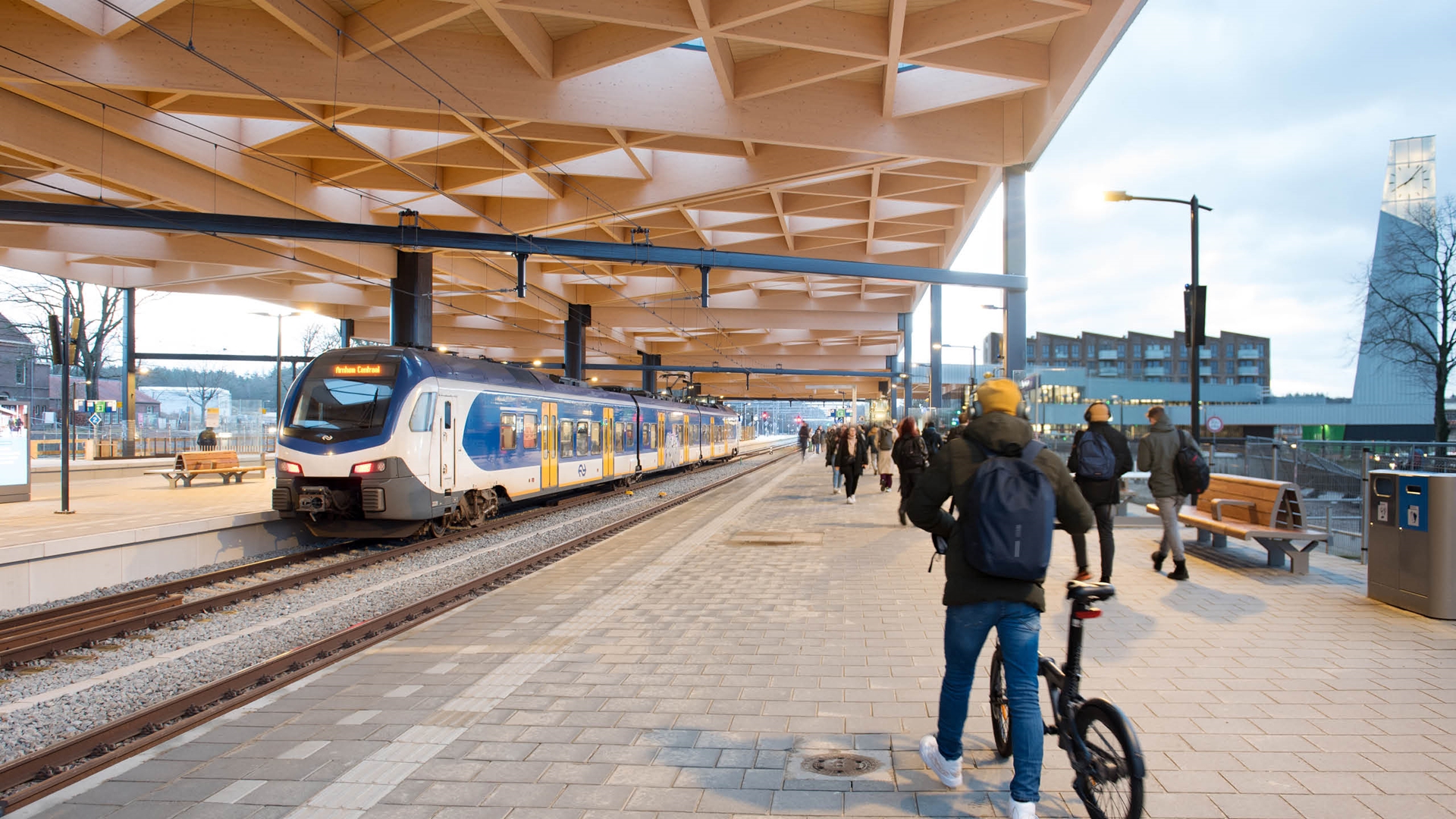 Station Ede-Wageningen overdag reizigers die overstappen/instappen in trein NS