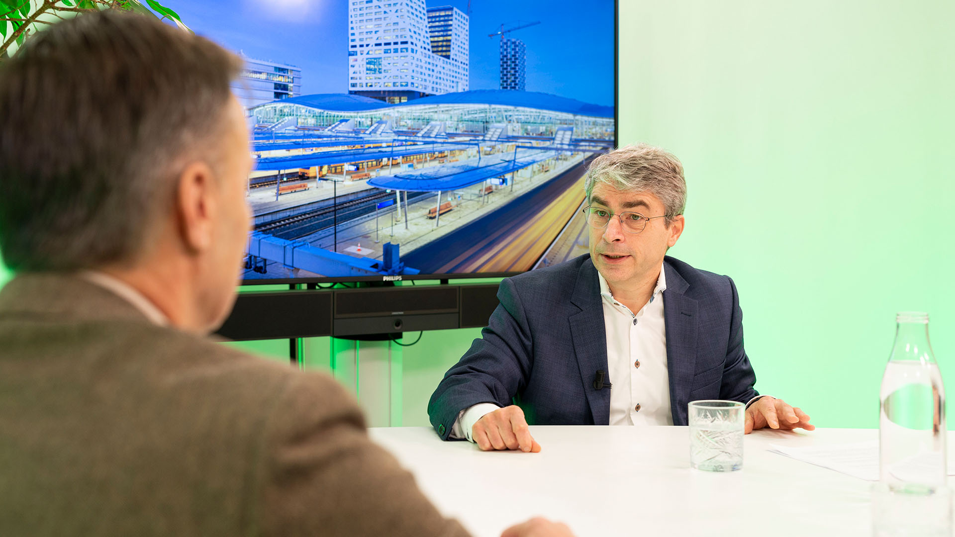 Peter Boom (Director Rail Asset Management & Digitalisering Royal HaskoningDHV - links op foto) in gesprek met Paul Hendriks (Transitiemanager ProRail - rechts op foto) over de toekomst van onze mobiliteit.