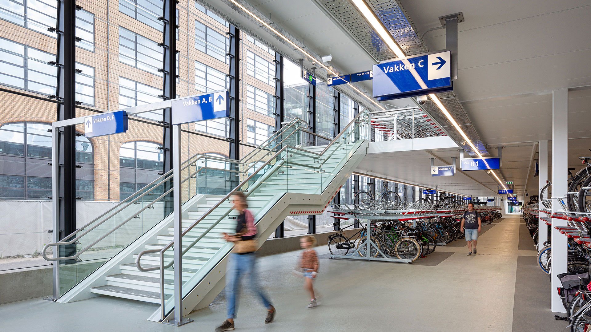 Nieuwe fietsenstallingen station Tilburg versterken duurzame mobiliteit l Royal HaskoningDHV