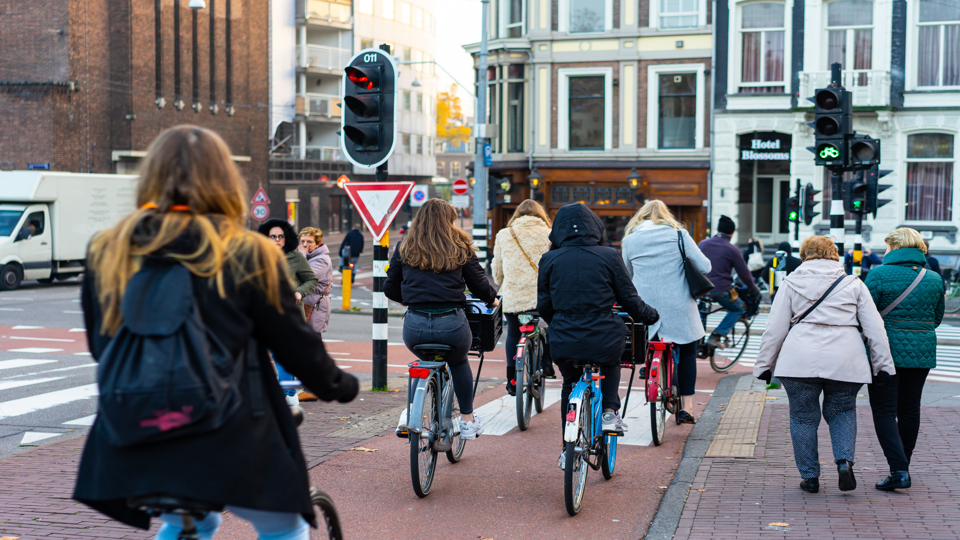 Verkeersveiligheid kruising met fietsers, voetgangers en auto's