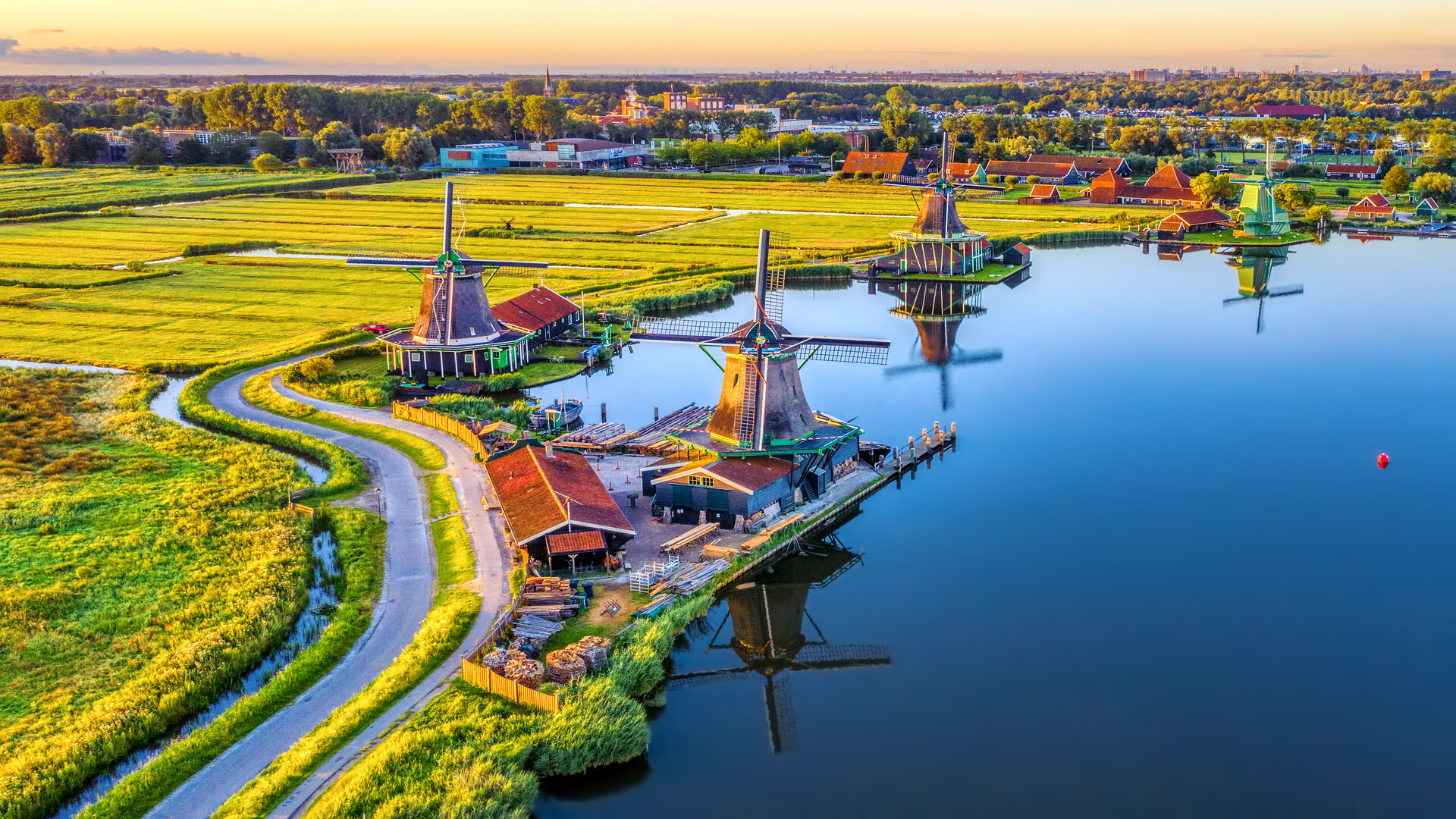 Nederlands landschap water & groen en molens